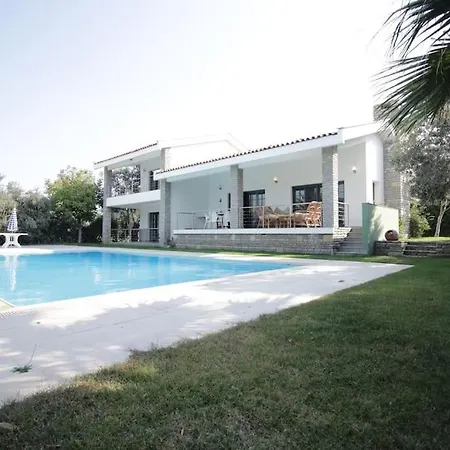 Secluded 3br Modern W Private Pool And Views