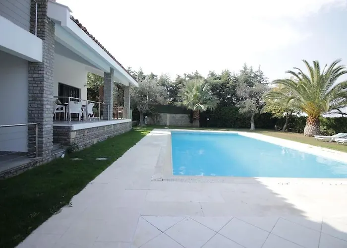 Secluded 3br Modern W Private Pool And Views