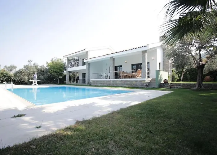 Secluded 3br Modern W Private Pool And Views